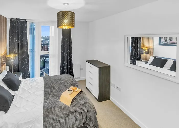 Birmingham City Centre Green Apartment