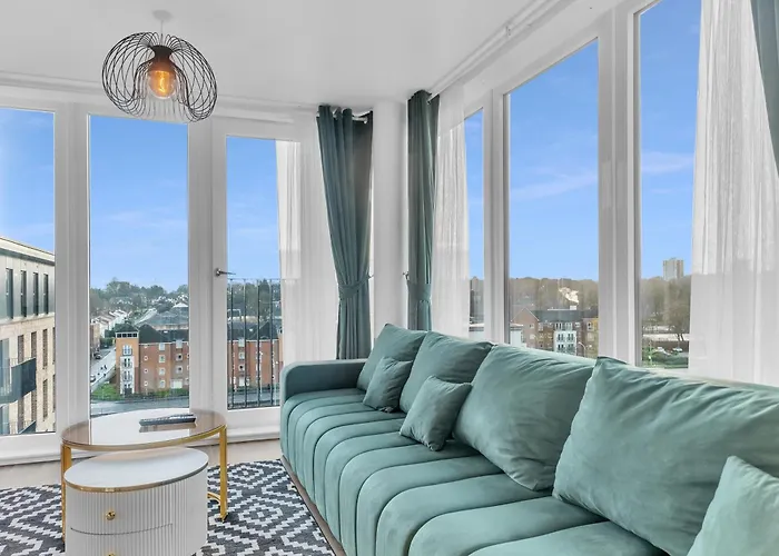 Birmingham City Centre Green Apartment
