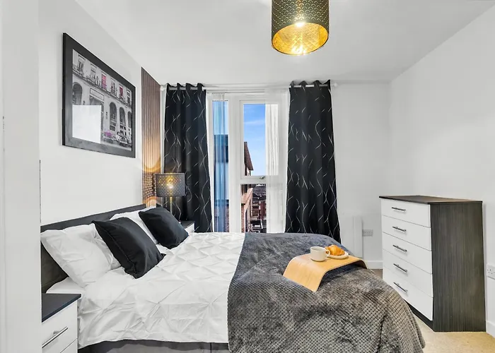 Birmingham City Centre Green Apartment